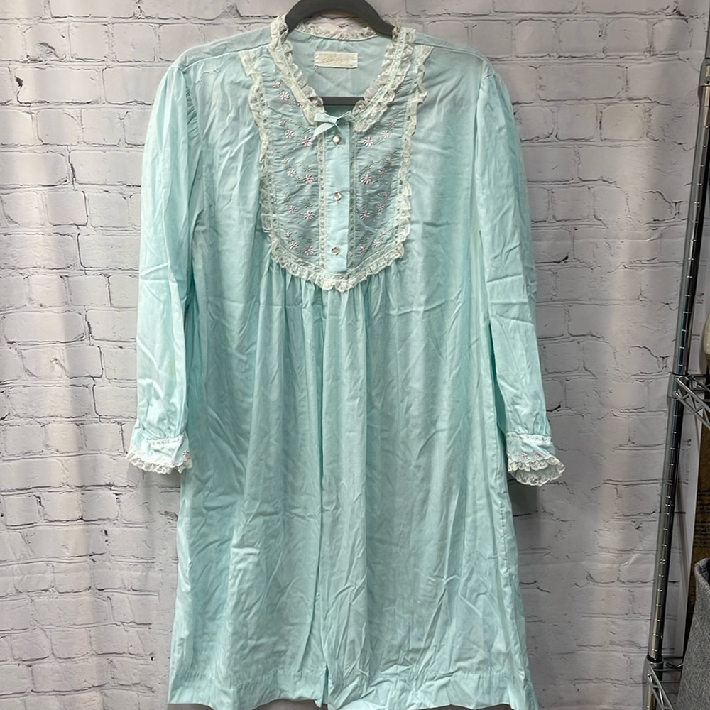 Donnie Jayne Barbizon lace embroidered details Vintage soft large nightg…